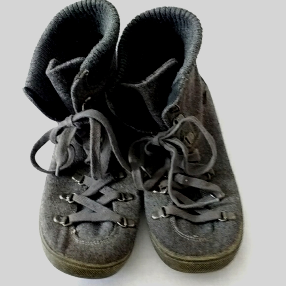Blowfish High Top sneaker size 9 1/2